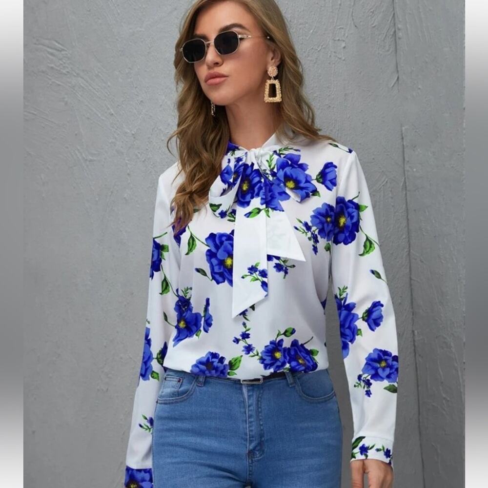 Plus Size Tie Neck Curve Hem Bold Floral Blue Top Blouse Size 4X